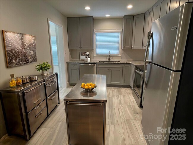 Foto del edificio - 4809 Bethany Pl