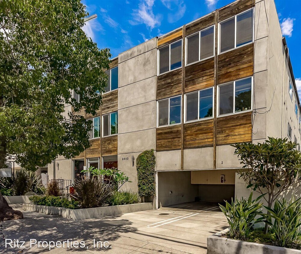 Foto principal - 2542 N Beachwood Dr