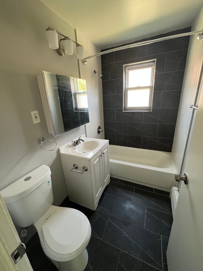 Building Photo - 116 Sherbrooke Ave