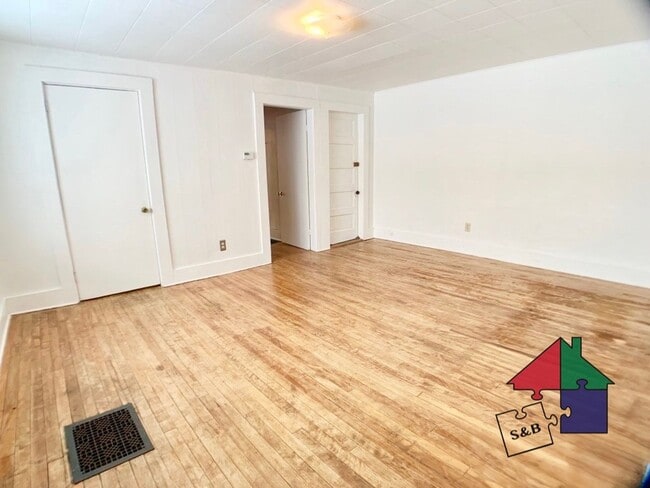 Building Photo - 300 Elm St