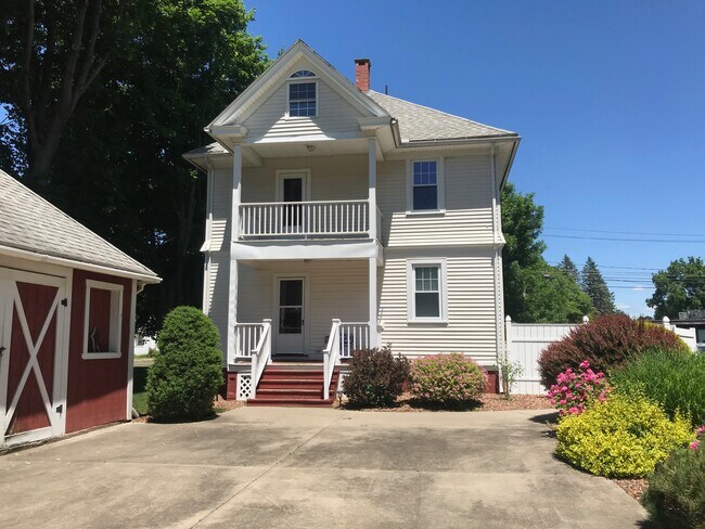 Building Photo - 47 E Silver St