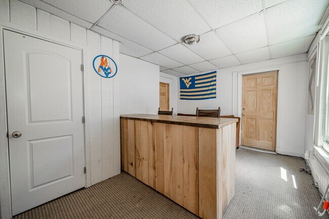 Building Photo - Huge 4 Bed/2.5 Bath House- Downtown - Avai...