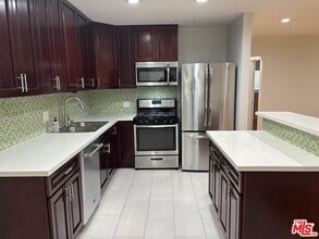 Building Photo - 2488 Beachwood Dr