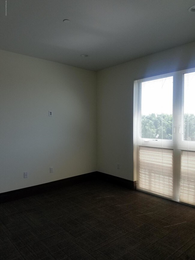 Building Photo - 418 E Las Tunas Dr