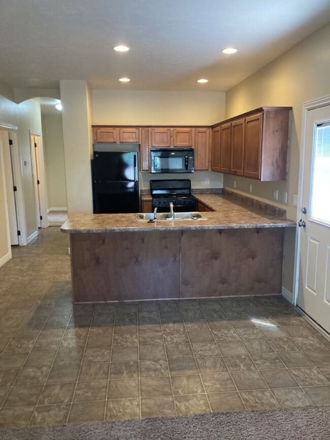Building Photo - 3 Bed - 2 Bath, 1 Car Garage Single Level ...