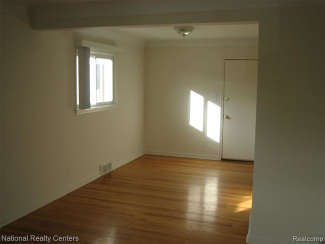 Building Photo - 2057 E Maple Rd
