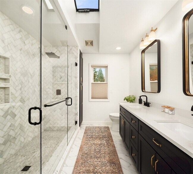 Foto del edificio - Fully Updated Home with Designer Kitchen, Spa-Style Primary Suite & Large Yard