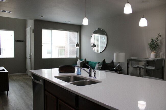 Foto del edificio - Arvada Luxury Furnished Townhouse, All-Inc...