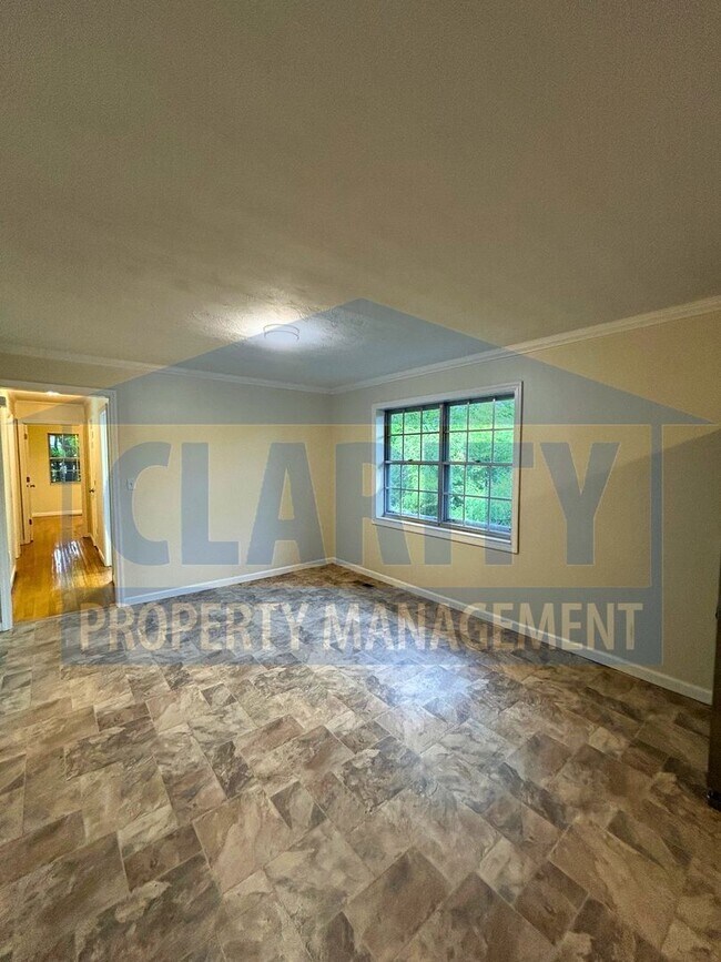 Foto del edificio - Three bedroom home w/ lots of storage!