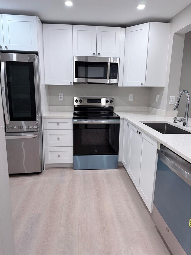 Foto del edificio - 2324 S Cypress Bend Dr