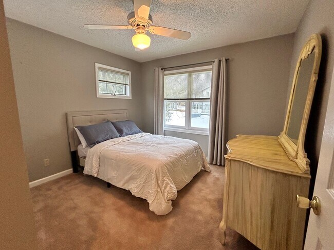 Foto del edificio - 120 Kaydeross Park Rd