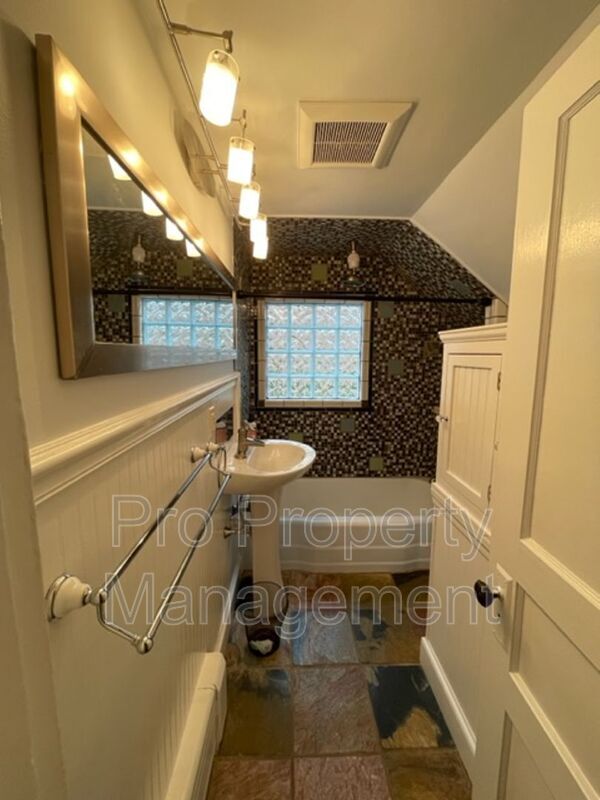 Building Photo - 200 Grove St