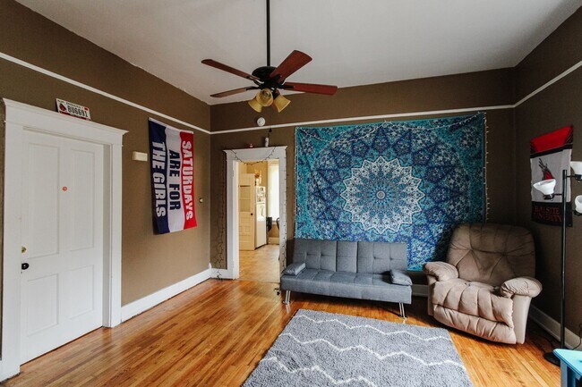 Foto del edificio - Preleasing for August 2026! 3 Bedroom, 1 bathroom, Pet-Friendly with In-Unit Washer & Dryer!