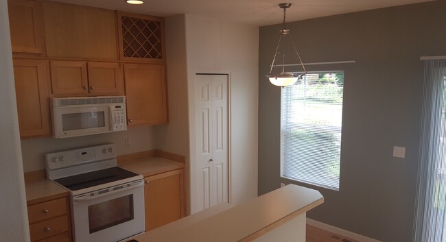 Foto del edificio - 3br/2.5ba Townhome with 2-car garage and b...