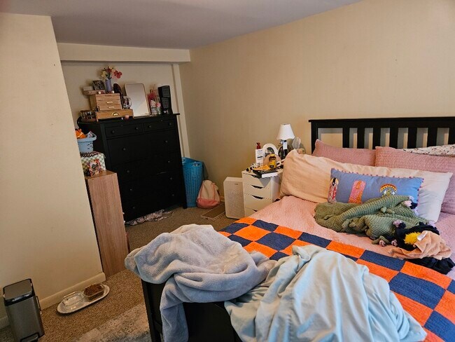 Dormitorio dos - 603 W Green St