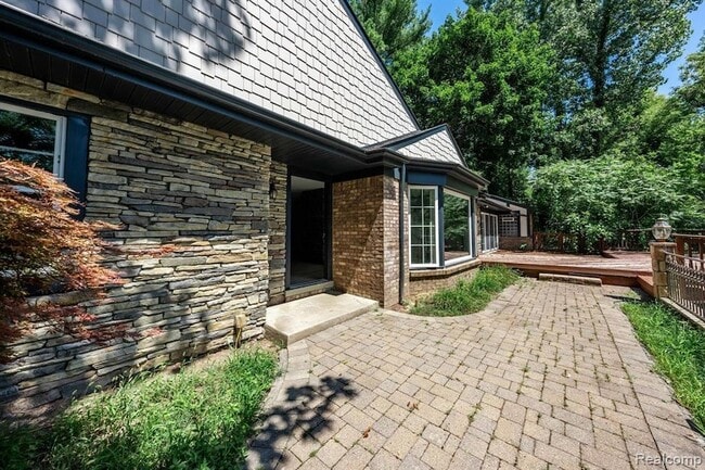 Building Photo - 25900 W 14 Mile Rd