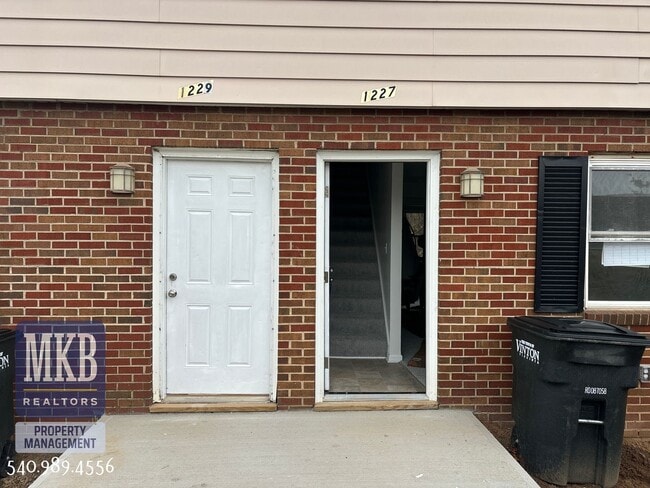 Building Photo - Ruddell Road Triplex