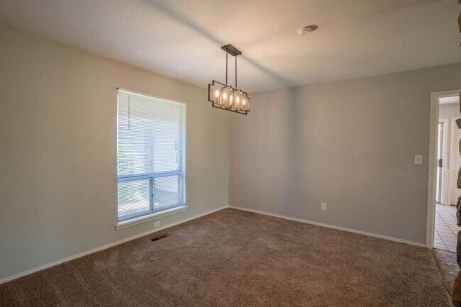 Foto del edificio - 4 Bedroom Home Available For Immediate Mov...