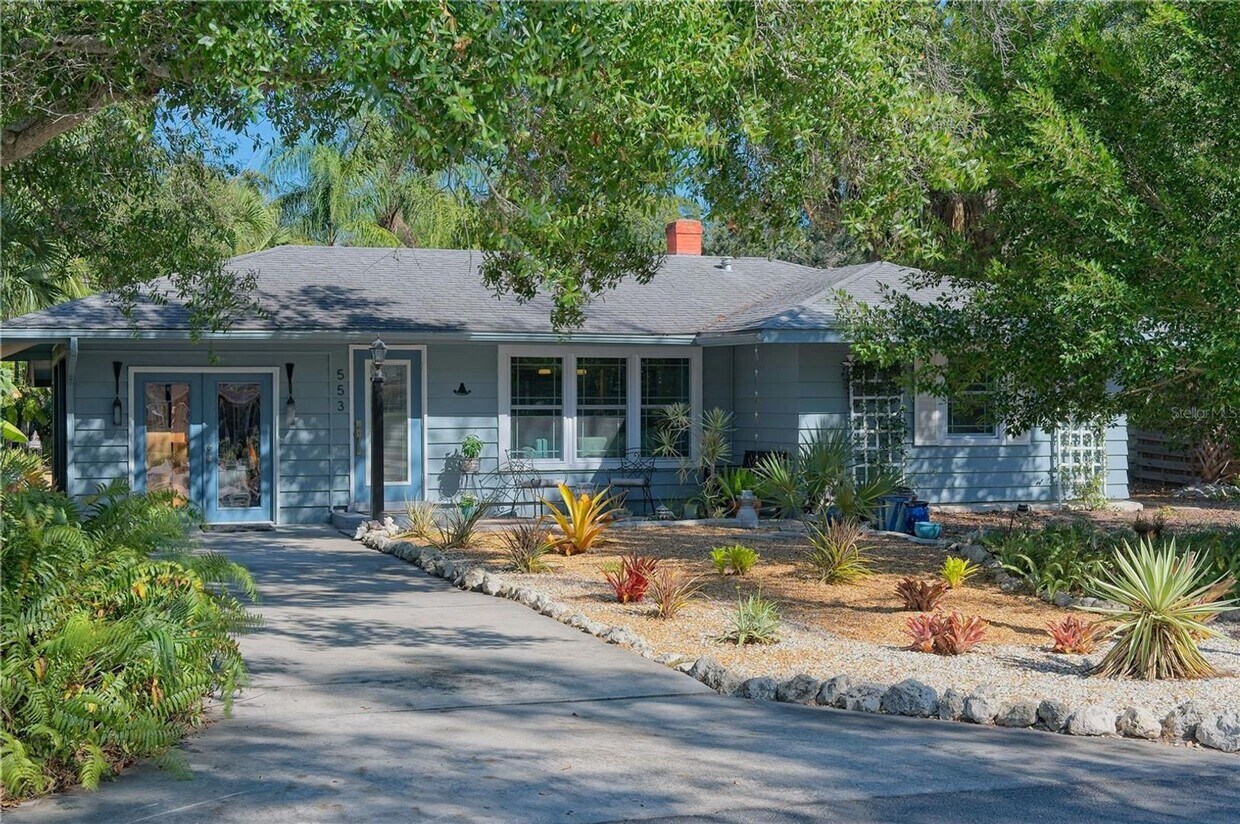 Foto principal - Annual unfurnished 2 bed /1 bath house ava...