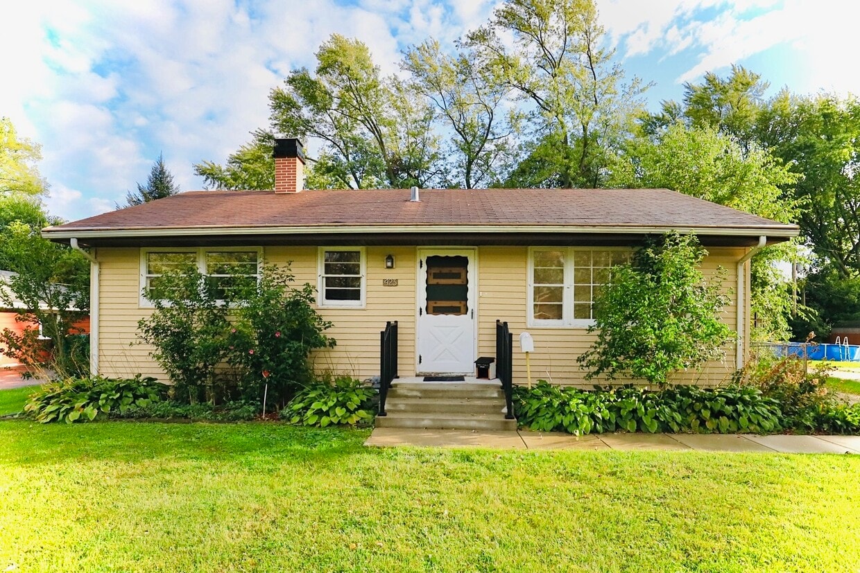 Primary Photo - 423 Lawrence Ave