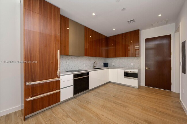 Foto del edificio - 2655 S Bayshore Dr