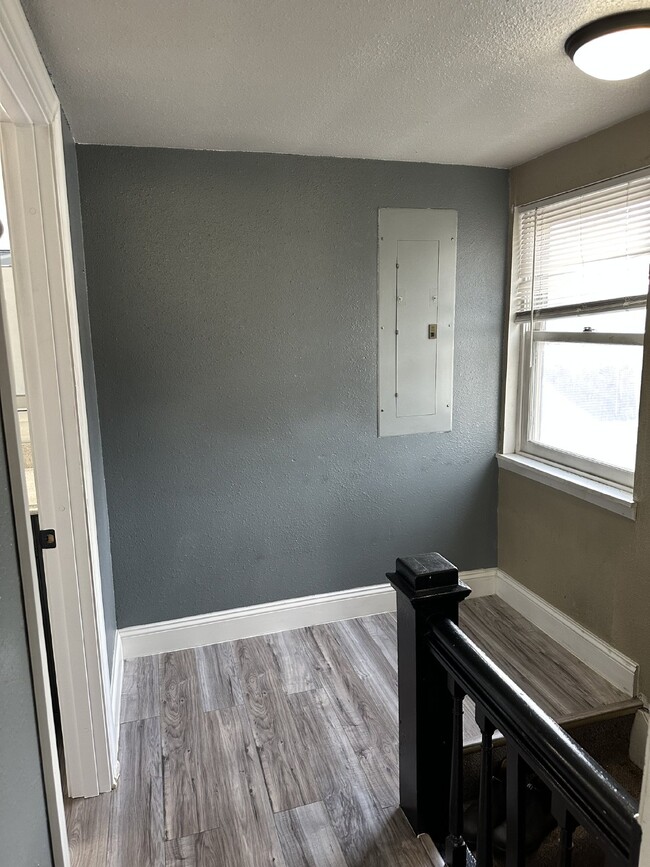 Building Photo - Enjoy an open floor plan in a prime location next to the bus line.