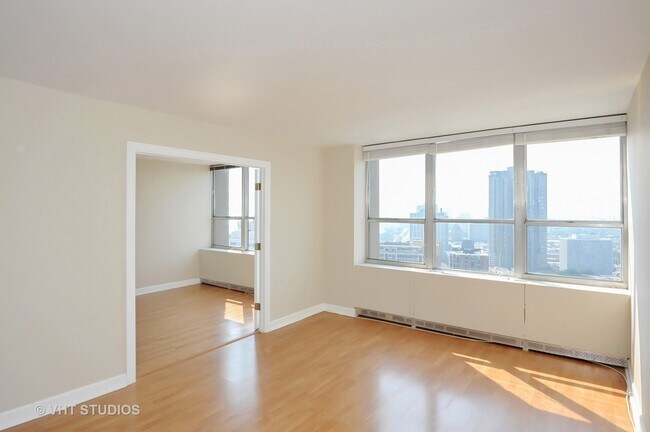 Foto del edificio - 655 W Irving Park Rd