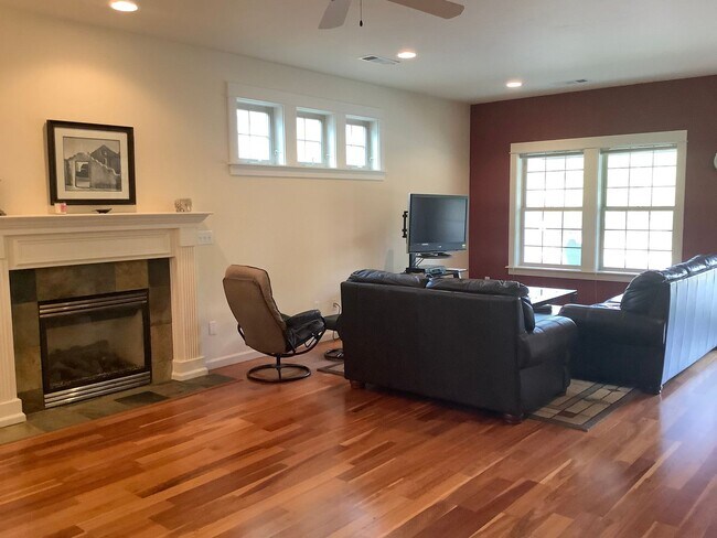 Foto del edificio - Three bedroom home near N. Mountain Nature Park. | Available April