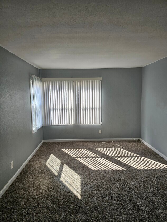 Living Room - 4430 N Lakewood Blvd