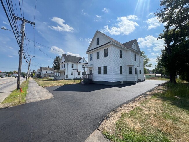 Building Photo - 985 Main St