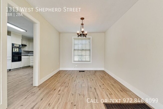 Foto del edificio - 1313 W Shepherd St