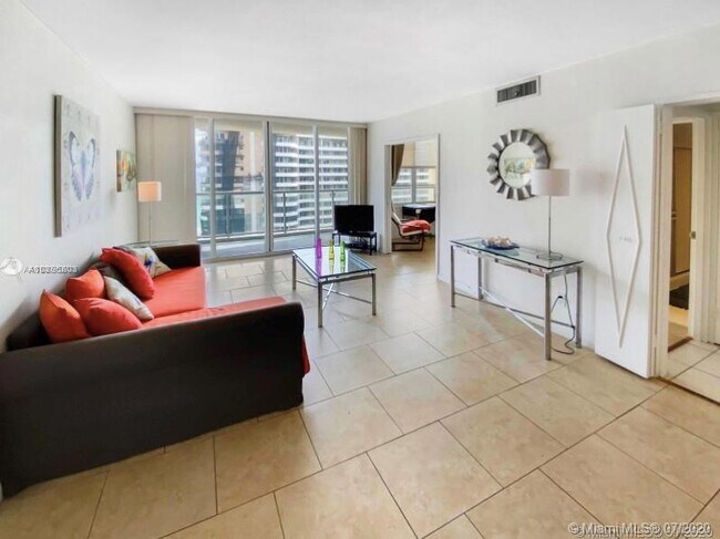 Foto del edificio - 5600 Collins Ave