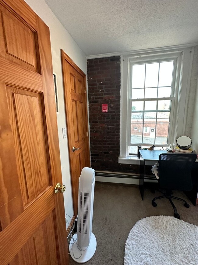 Building Photo - Stunning 2-bedroom, 1-bathroom apartment i...