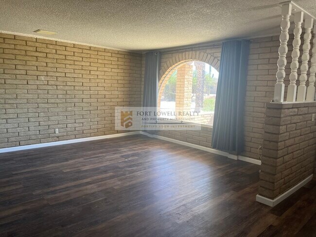 Building Photo - 3 bed 2 bath with Pool