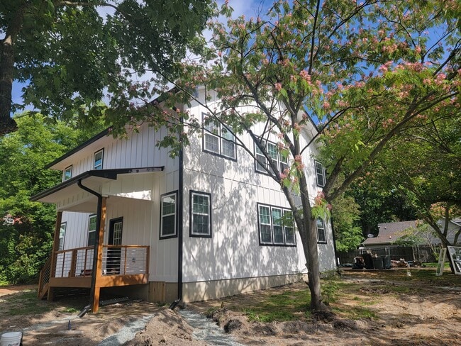 Building Photo - 624 Grace Ave