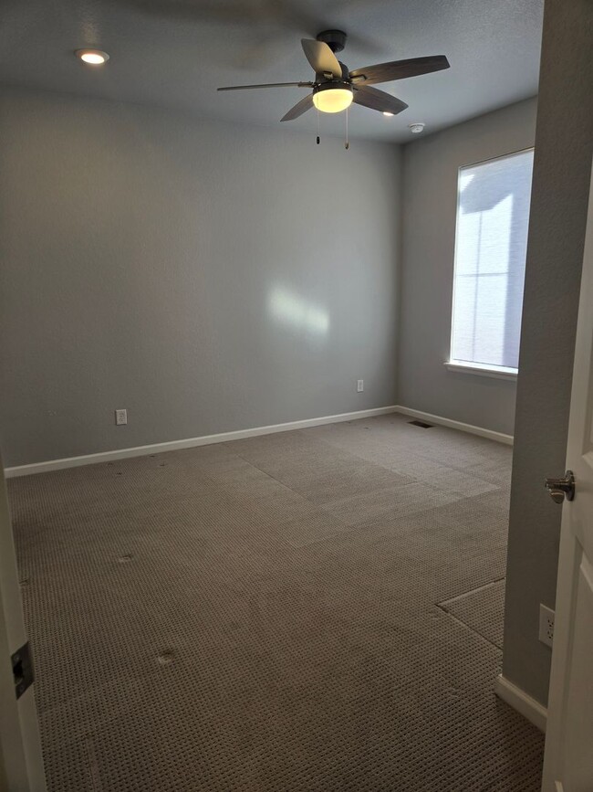 Foto del edificio - Evolve Real Estate: Spacious 3 Bed 2.5 bath Townhouse with Attached 2 Car Garage AVAILABLE NOW!