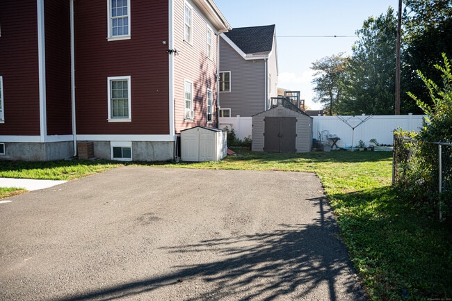 Building Photo - 138 Putnam St