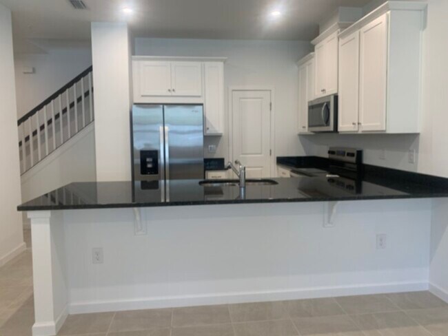 Foto del edificio - BRAND NEW 3 bedroom 2.5 bath with 2 car ga...