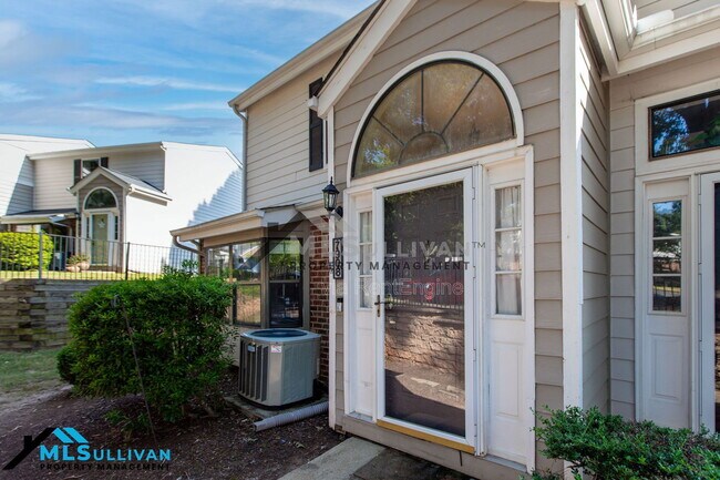 Foto del edificio - 7908 Falcon Rest Cir