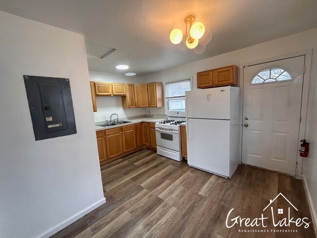 Building Photo - Beautiful 2 Bedroom 1 Bathroom now availab...