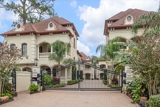 Building Photo - 256 S Post Oak Ln