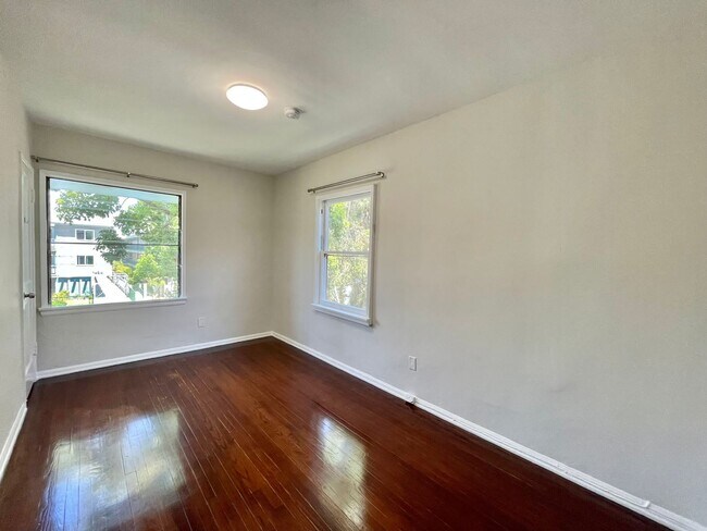 Foto del edificio - 1837 N Kingsley Dr
