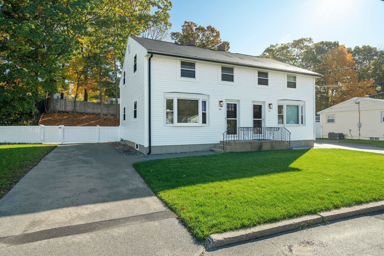 Foto principal - 210 Roysan St