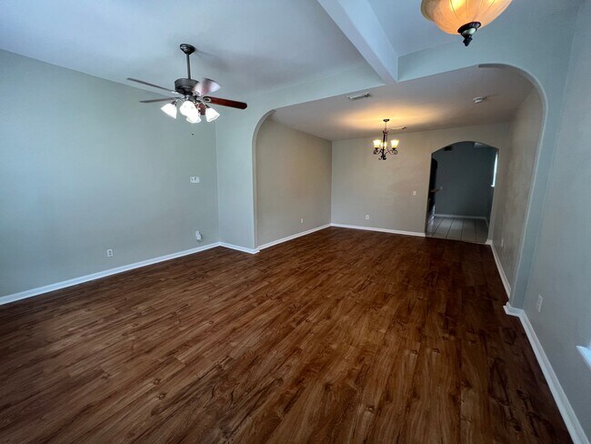 Building Photo - 4 bedroom 2 and a half bathroom single family home