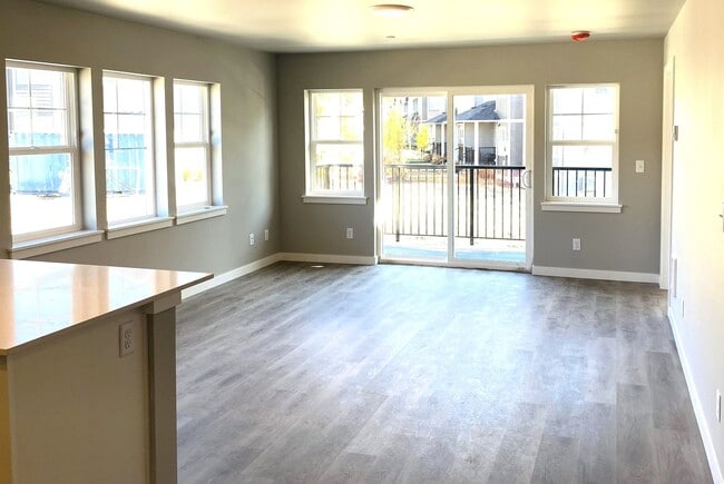 Building Photo - 3 Bedroom, 1.5 Bathroom in Barkley Neighborhood!