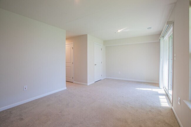 Building Photo - Beautiful 3 BR/2.5 BA Townhome in Brooklyn...