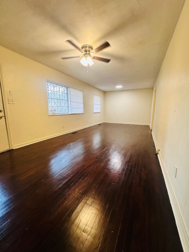 Building Photo - 722 Myrtlewood Dr