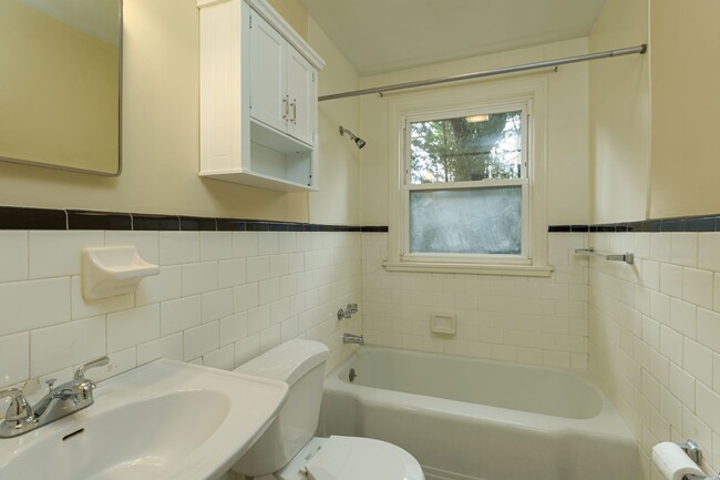 Foto del edificio - Charming Irving Park Duplex updated 2 bedr...