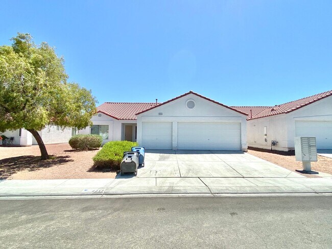Building Photo - Spacious one-story single-family house
