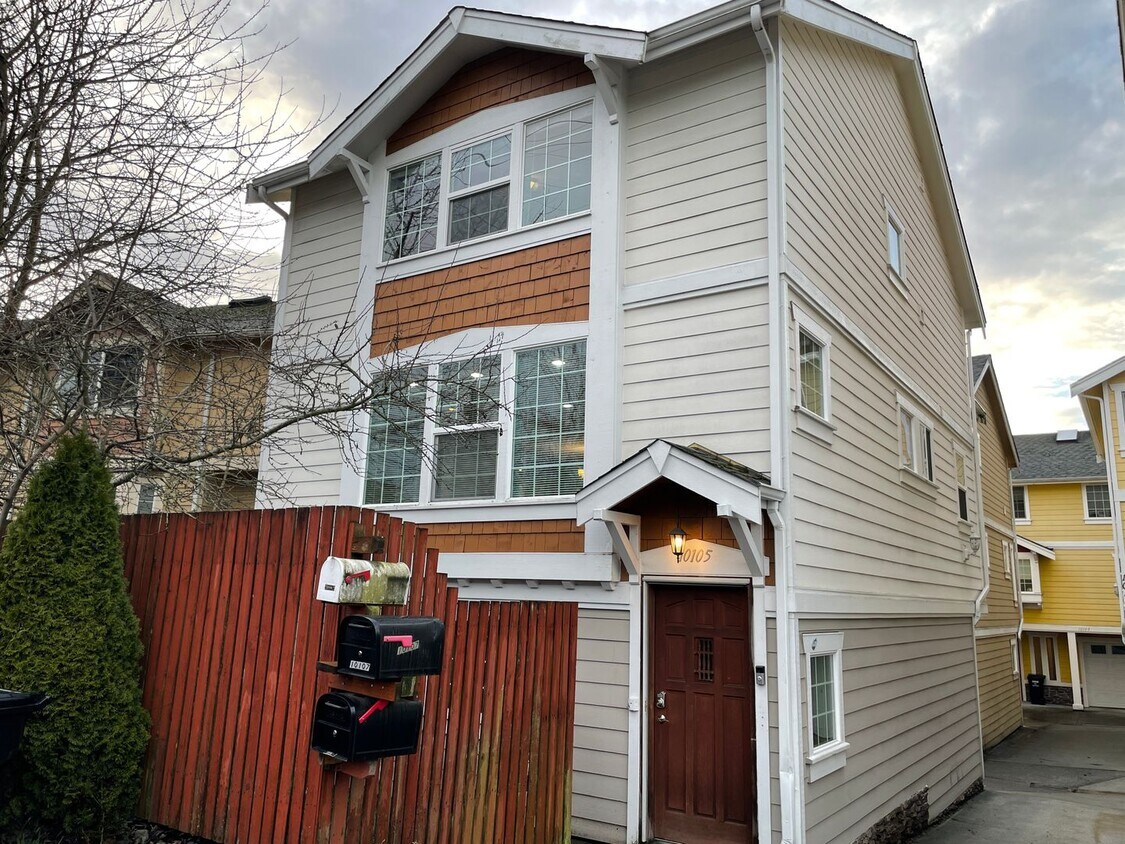 Primary Photo - Huge Stand Alone Townhouse - Great space a...